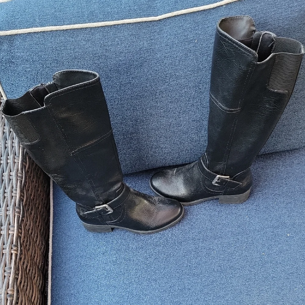 Kohl's Croft & Barrow Size 5 1/2 Black Over the Knee Boots Sleek Leather Design.